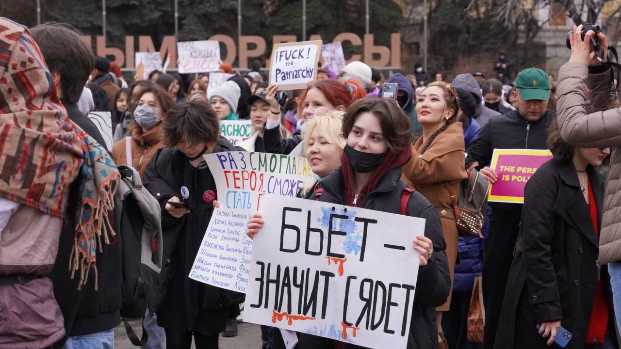 Митинг жен в москве. Митинг против насилия. Митинг в Алматы против насилия женщин.