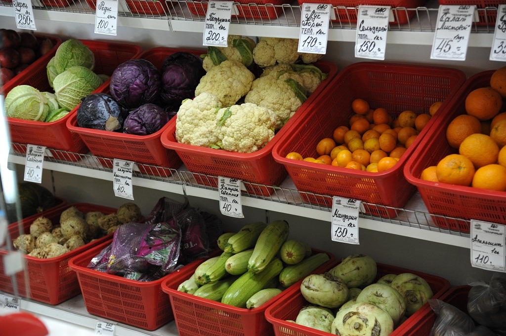 Ценой photo. Продукты на Сахалине. Магазин продуктов Сахалин. Овощи Магадан. Прилавок овощи с ценниками.