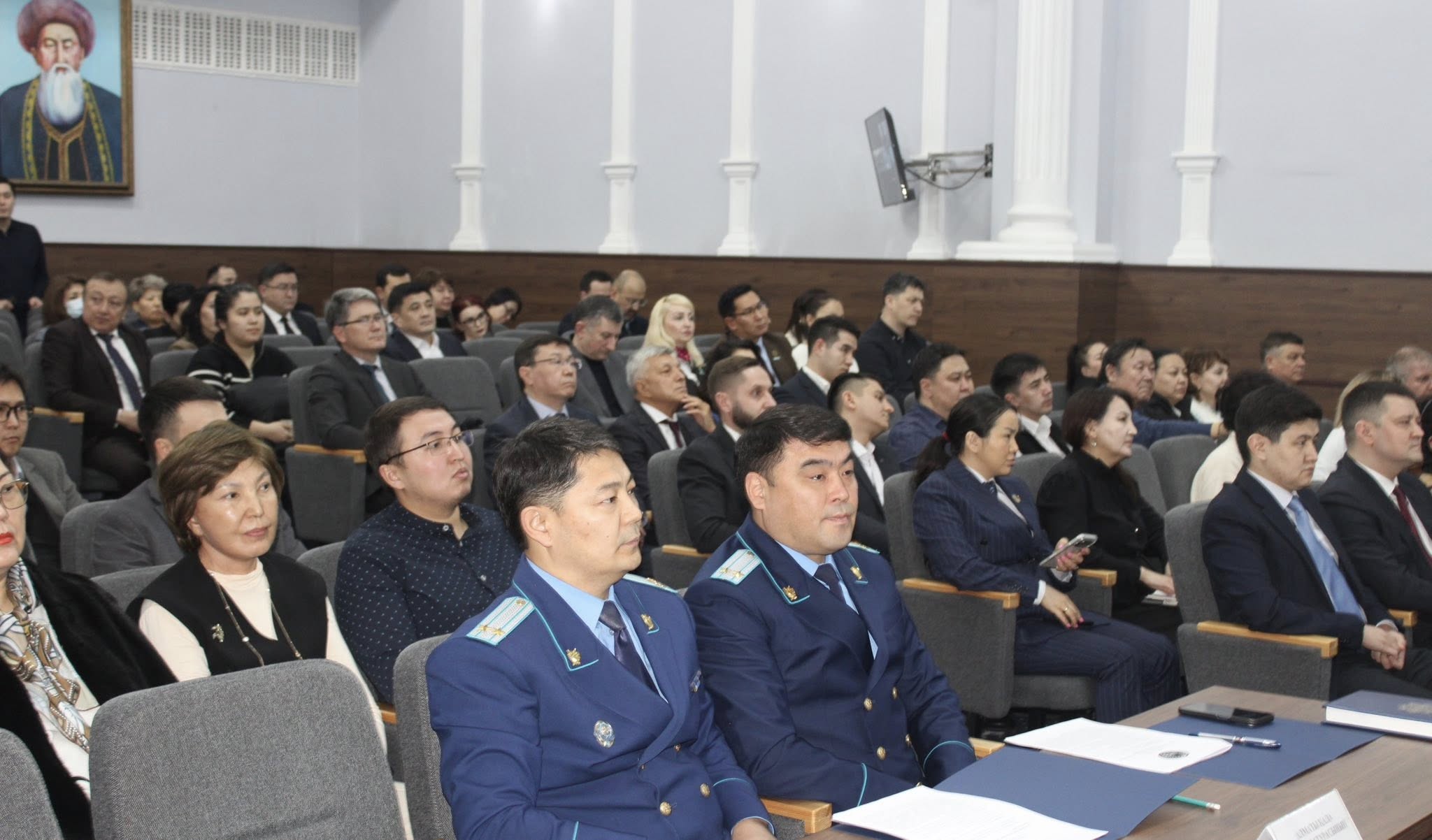 круглый стол 4